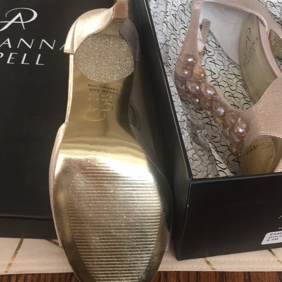 💕🎉Adrianna Papell Glamorous Gold Shoes🎉💕 - Picture 4 of 7